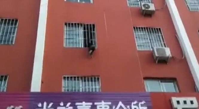 Vídeo tenso mostra criança presa pela cabeça em grade de janela no apartamento 