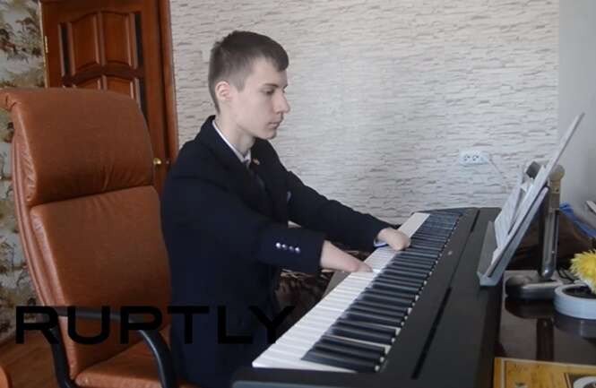 Jovem que nasceu sem os dedos inspira pessoas ao se tornar pianista profissional