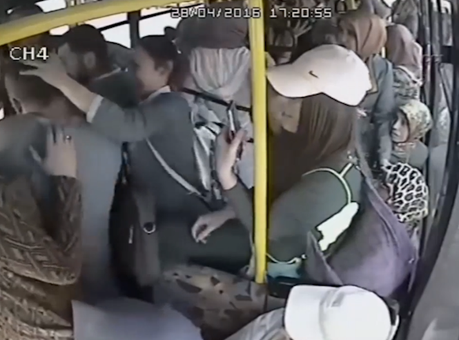 Pervertido tira membro e começa a esfregar em mulheres dentro de ônibus lotado