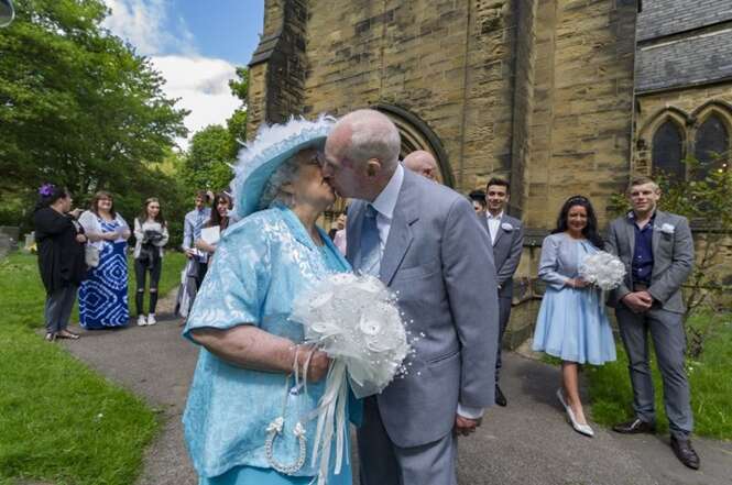 Idoso de 84 anos se casa após enrolar namorada durante 44 anos