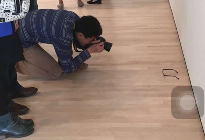 Adolescente coloca óculos no chão e engana visitantes de museu