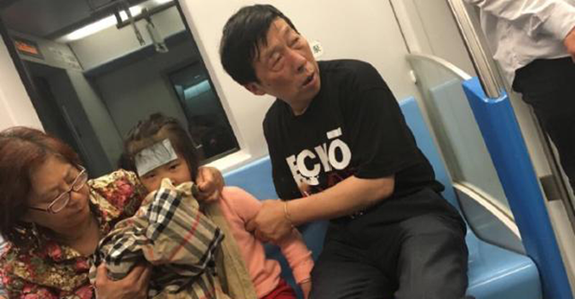 Idoso cede sua jaqueta para criança doente vomitar em metrô 