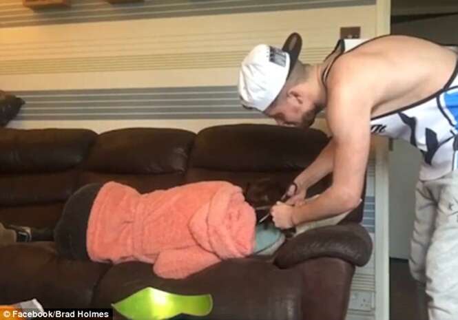 Homem corta cabelo da namorada enquanto ela dormia e posta vídeo na internet