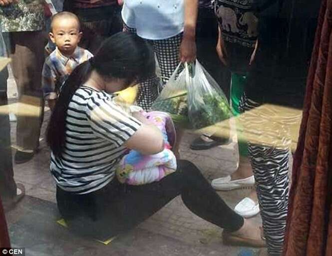 Mulher encontra bebê abandonado na rua e o amamenta