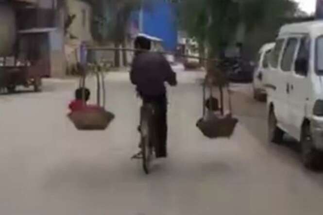 Pai é filmado equilibrando filhos de forma incrivelmente perigosa enquanto pedala bicicleta