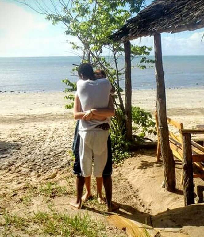 Imagem de casal se abraçando confunde internautas