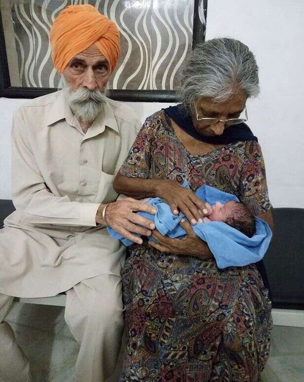Casal de mais de 70 anos de idade celebra nascimento de seu primeiro filho