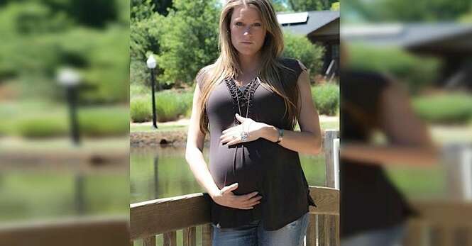 Viúva grávida faz sessão comovente de fotos com a corporação onde marido trabalhava antes de morrer em serviço