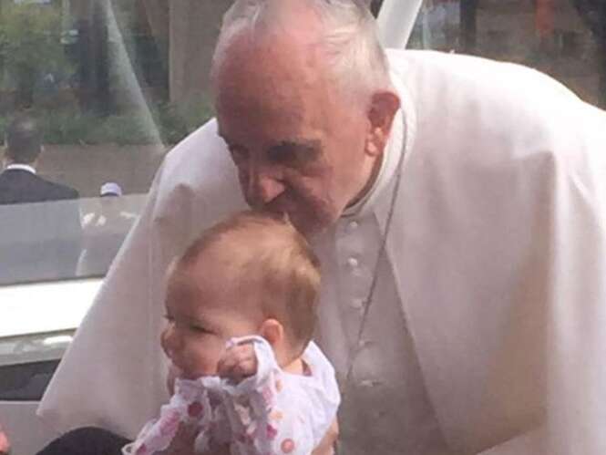 Criança com tumor cerebral é beijada pelo Papa Francisco e milagrosamente se recupera