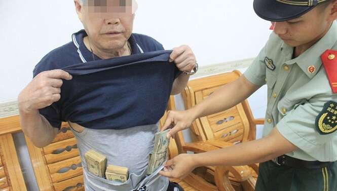 Homem é flagrado tentando cruzar fronteira para Hong Kong com R$ 250 mil amarrados à cintura