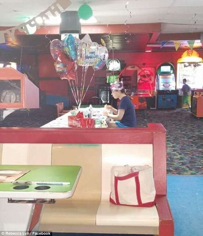 Autista de 18 anos passa seu aniversário sozinha porque nenhum de seus "amigos" compareceu em sua festa