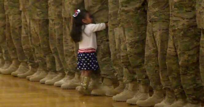 Menina corre para abraçar pai soldado durante cerimônia de retorno do exército