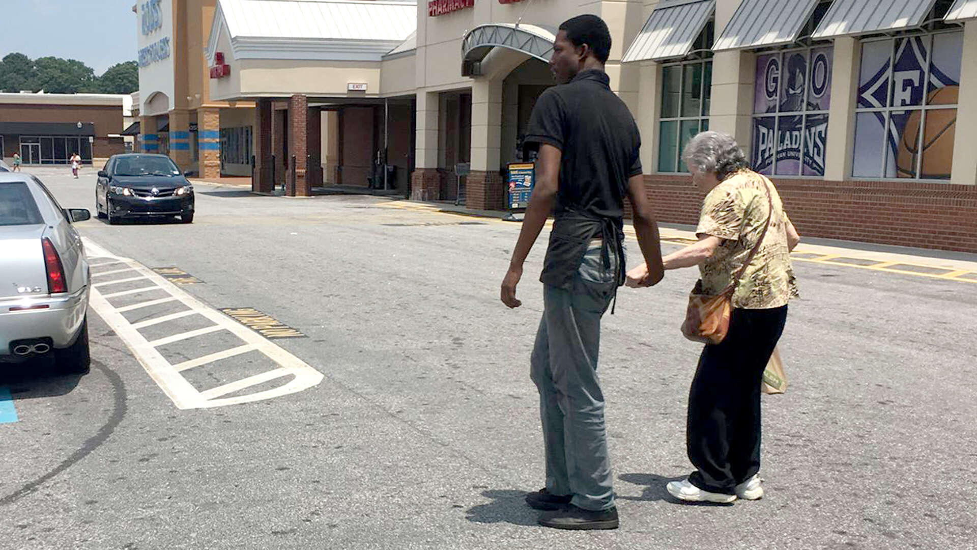 Funcionário de supermercado abandona posto para ajudar idosa no estacionamento
