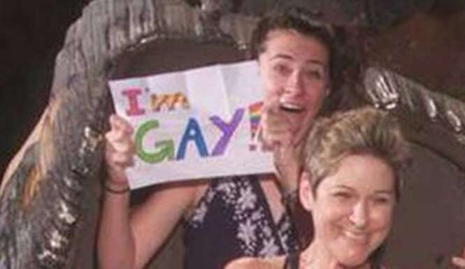 Adolescente conta à família que é homossexual de uma forma completamente criativa