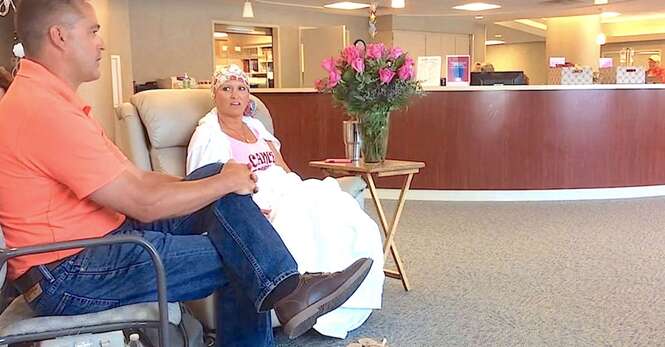 Marido surpreende esposa com 500 rosas para comemorar último dia de quimioterapia da mulher