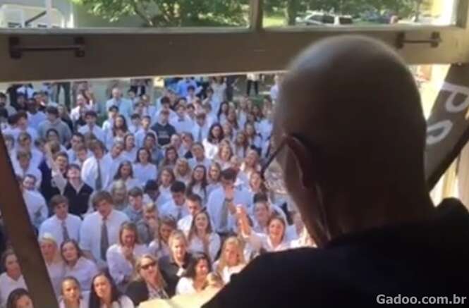 400 alunos se reúnem e cantam para professor com câncer