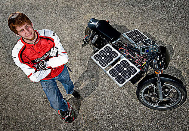 Moto adaptada com sistema de energia solar