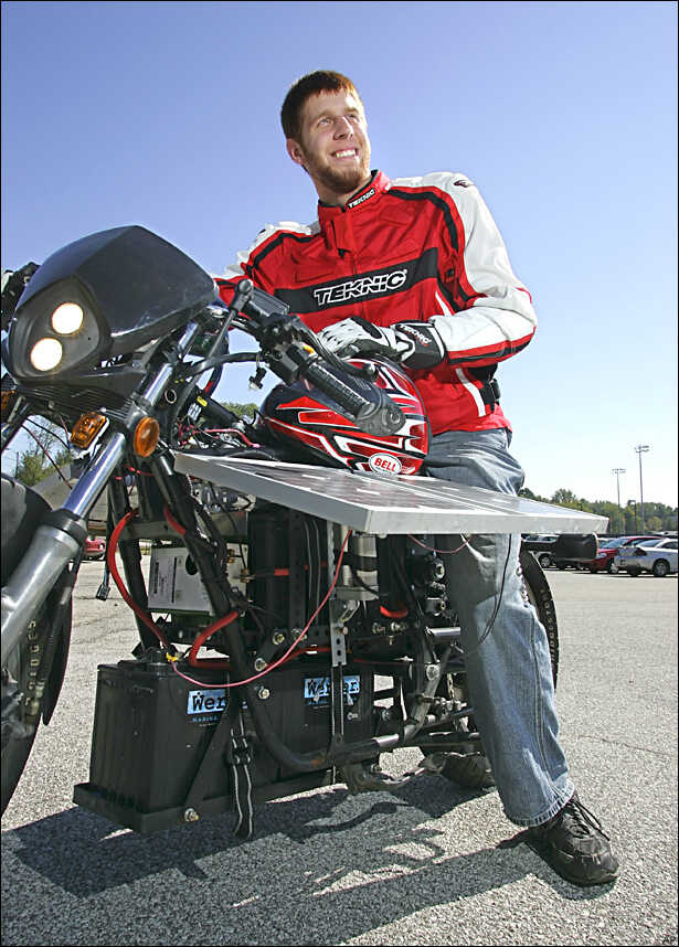 Moto adaptada com sistema de energia solar