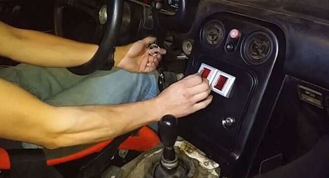 Carro alterado só permite ser ligado após inserir moeda de fliperama no painel.