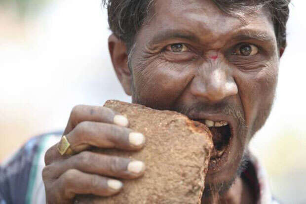 Pakkirappa Hunagundi  é viciado em comer tijolos