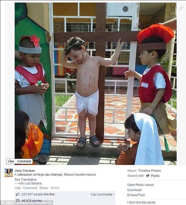 Imagem de crianças encenando crucificação de Jesus Cristo causa polêmica no Facebook