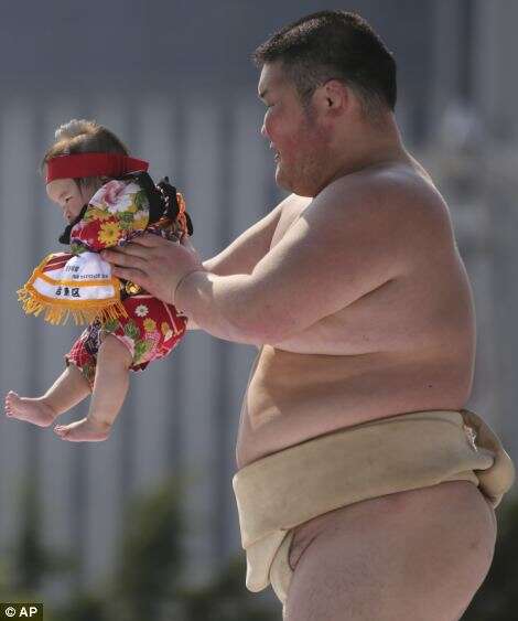 lutadores de sumô com bebês chorando