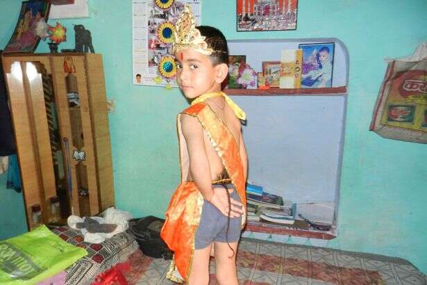 Criança com cauda é tratada como deus hindu