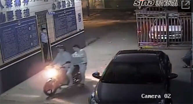 Motoqueiro dá carona a ladrão e acaba o levando até a polícia.
