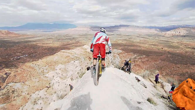 Geoff Gulevich desafia montanhas descendo com sua bike enquanto realiza manobras.