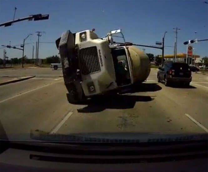 Vídeo flagra momento em que caminhão tomba e bate de frente com veículo