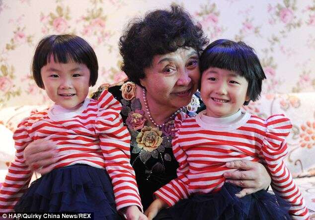 Sheng Hailin e filhas gêmeas