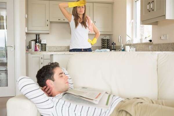 Homem descansando e mulher nervosa