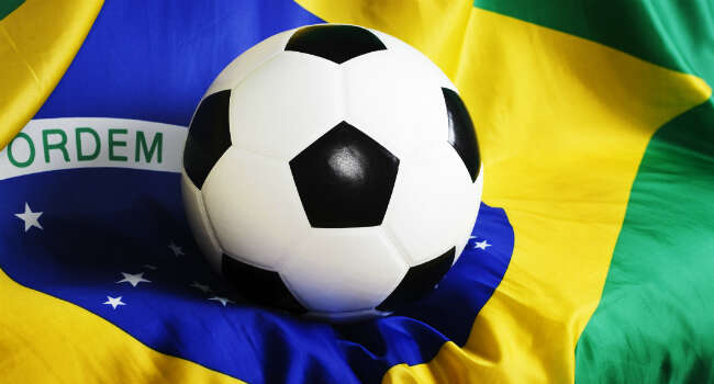 Bola na bandeira do Brasil