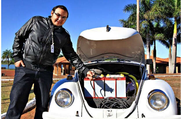 Mario Vernazza com Fusca elétrico