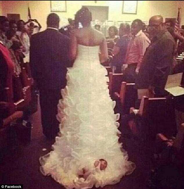 Noiva com bebê no vestido