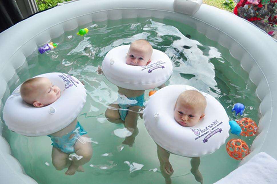 Bebês em piscina