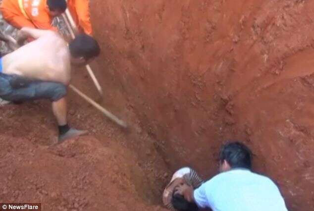 Homem sendo resgatado após ser enterrado