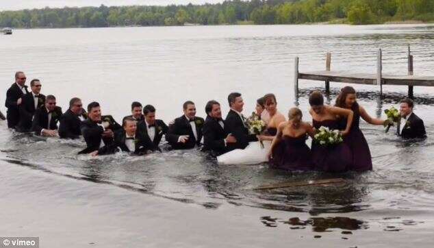 Padrinhos e noivos na água