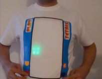 Homem homenageia os 30 anos de Tetris criando camisa que permite jogar o game no próprio tecido