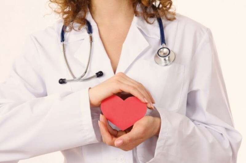 Médica cuidando do coração