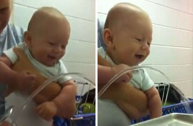 Bebê ri de água de bebedouro
