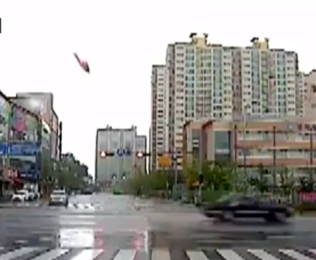 Helicóptero sem controle explode ao cair em rua