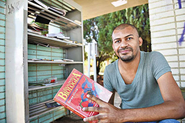 Catador de lixo se tornou médico com ajuda dos livros encontrados no lixo