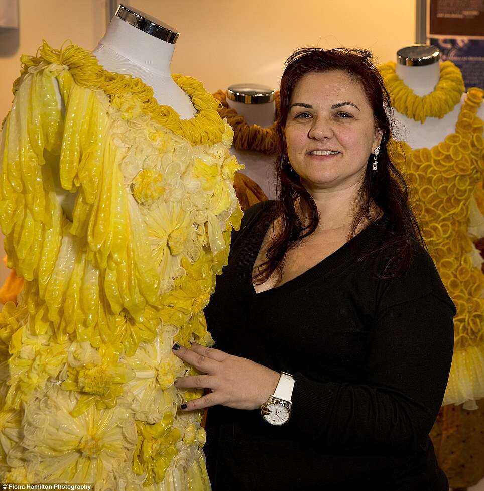 Estilista faz sucesso criando vestidos feitos de preservativos