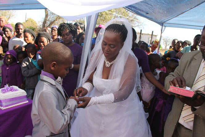 Estudante de 9 anos se casa com mulher de 62