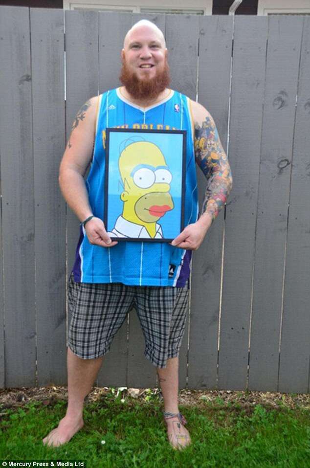 Fã de Homer Simpsons se torna recordista de tatuagens com imagens do personagem