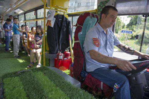 Grama colocada em ônibus Chinês para promover a Copa do Mundo não será retirada de veículo