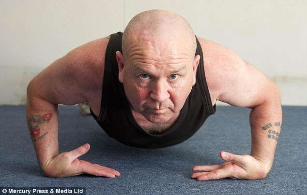 Homem de 49 anos se torna um dos mais fortes do mundo após conseguir varias recordes