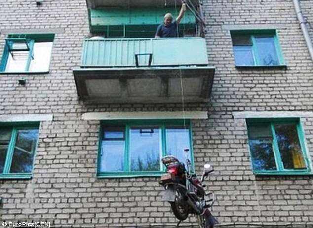 Homem faz adaptação para erguer motocicleta até seu apartamento no terceiro andar