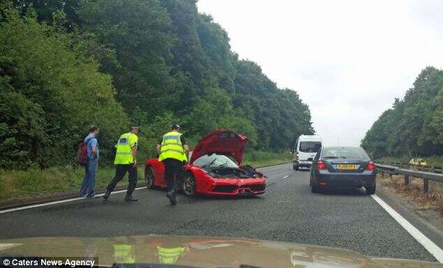 Homem perde o controle e bate Ferrari em test-drive